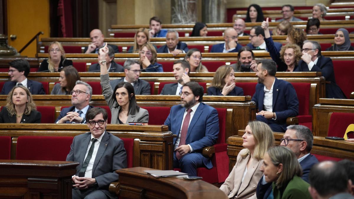 Votación de un decreto en el pleno del Parlament.