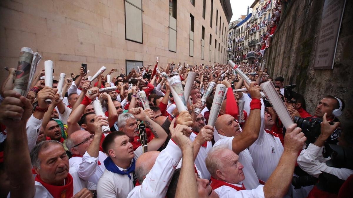 Cánticos al santo, en el primer encierro.