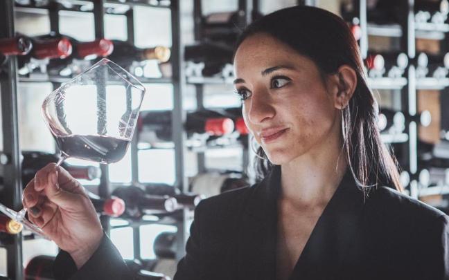 La sumiller Valeria Gamper, con una copa de vino. La sumiller Valeria Gamper, con una copa de vino.