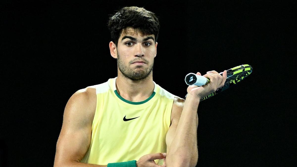 Alcaraz reacciona durante el partido contra Zverev.
