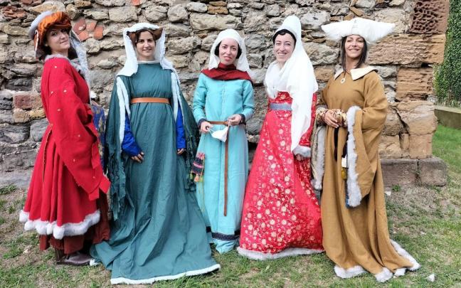 En la Edad Media, los tocados femeninos diferenciaban a doncellas y casadas y a las ‘buenas’ y ‘malas’ mujeres.