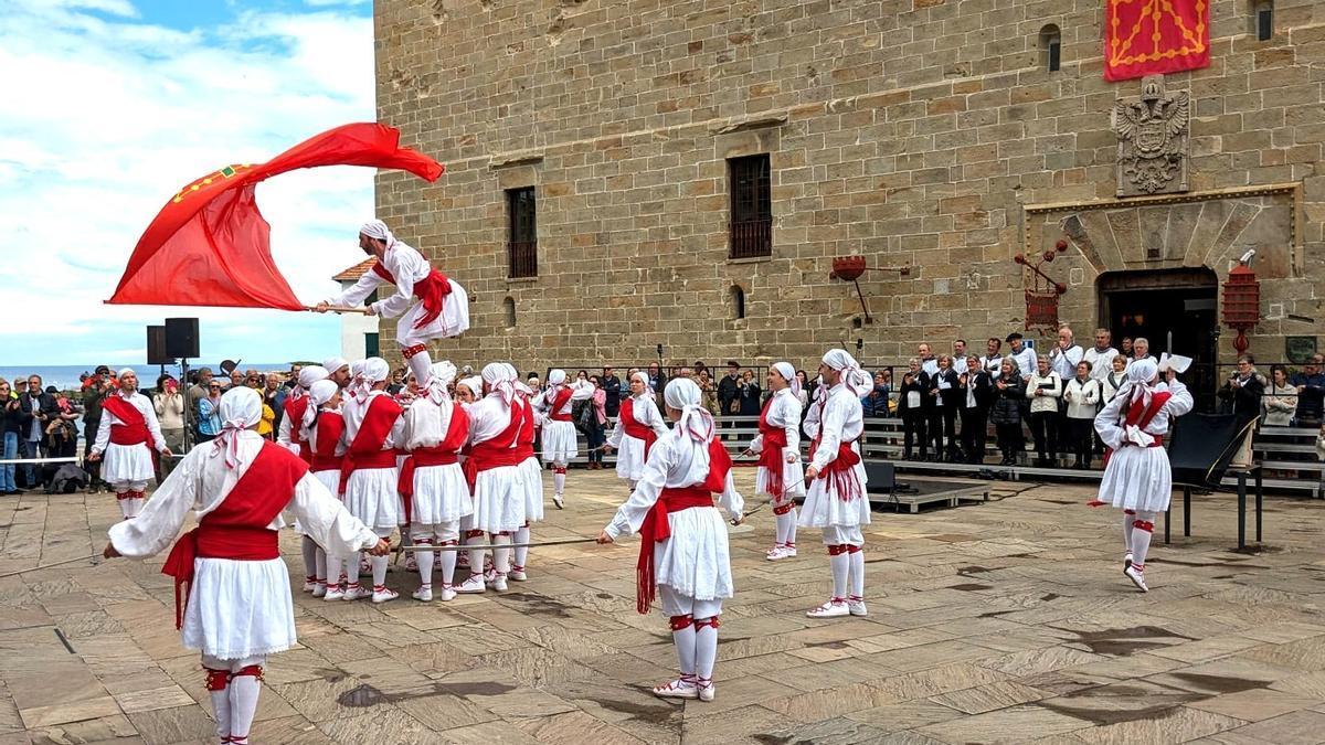 Acto de celebración del hermanamiento entre Amaiur y Hondarribia.