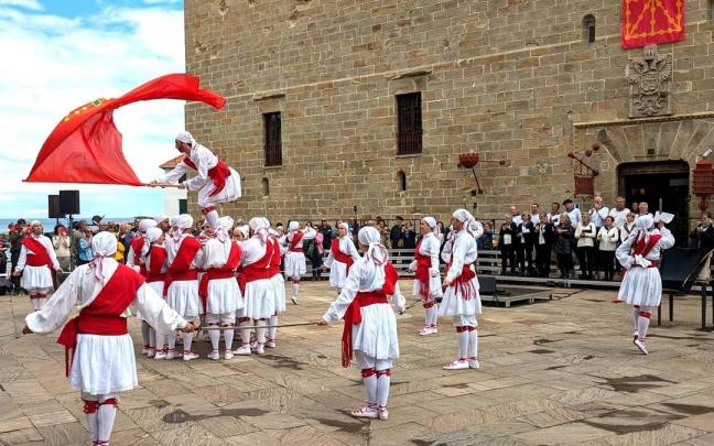 Acto de celebración del hermanamiento entre Amaiur y Hondarribia. / Ondikol Acto de celebración del hermanamiento entre Amaiur y Hondarribia.