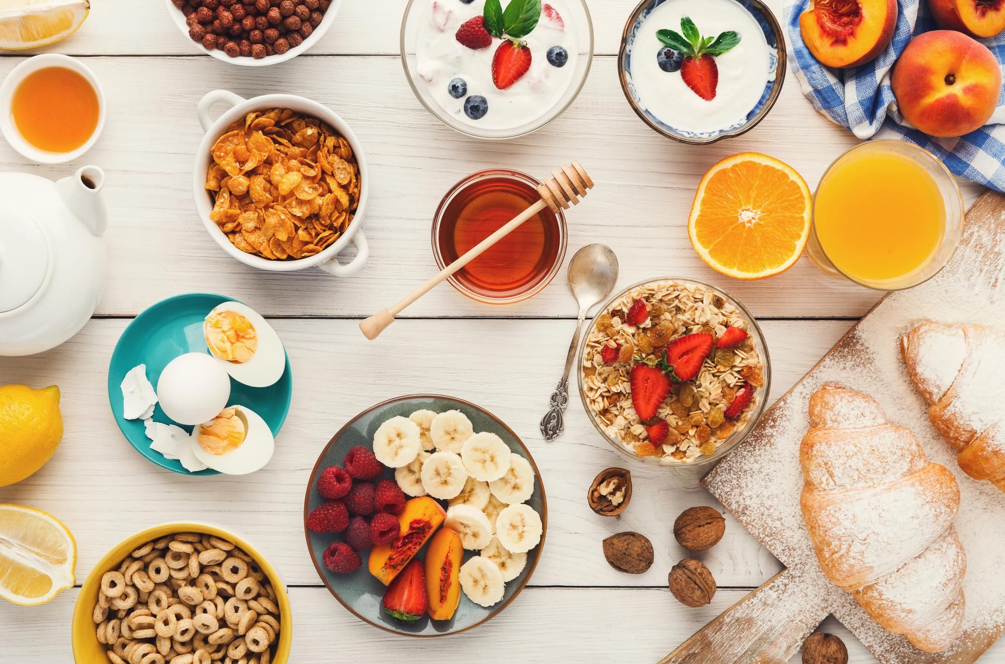 Desayuno saludable a base de cereales, lácteos, fruta, miel y frutos secos.