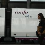 Una persona saliendo de un tren AVE.