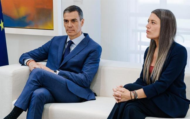 Pedro Sánchez, y la portavoz del Grupo Parlamentario Junts, Miriam Nogueras, durante un encuentro, en el Palacio de La Moncloa, a 17 de junio de 2025.