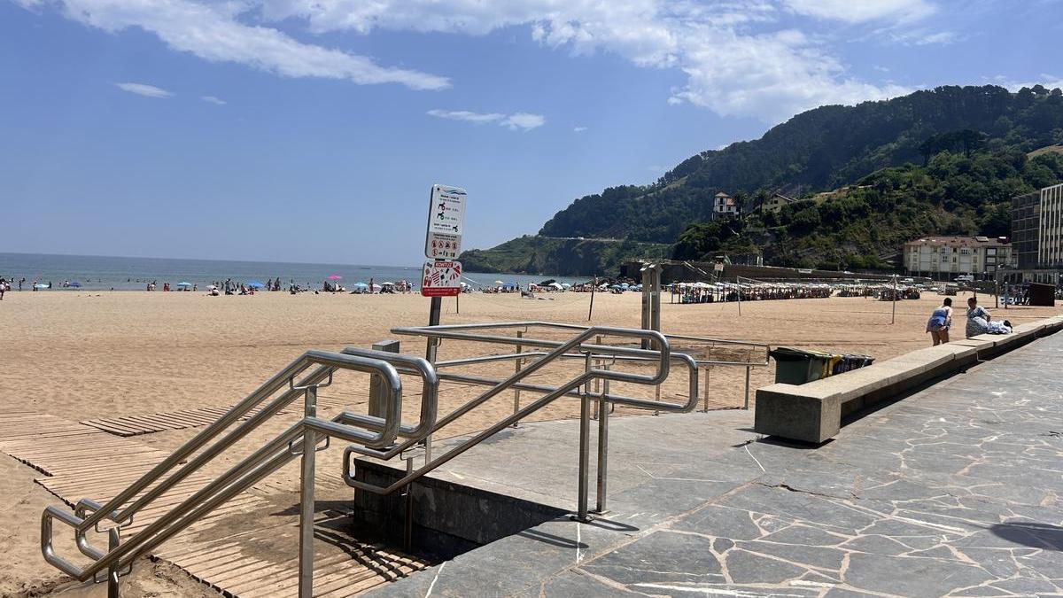 Las barandillas colocadas en las rampas facilitan el acceso a la playa.