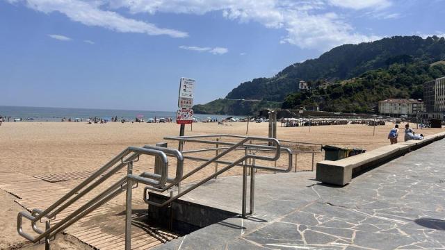 Las barandillas colocadas en las rampas facilitan el acceso a la playa.