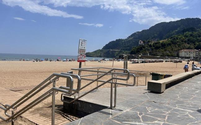 Las barandillas colocadas en las rampas facilitan el acceso a la playa.