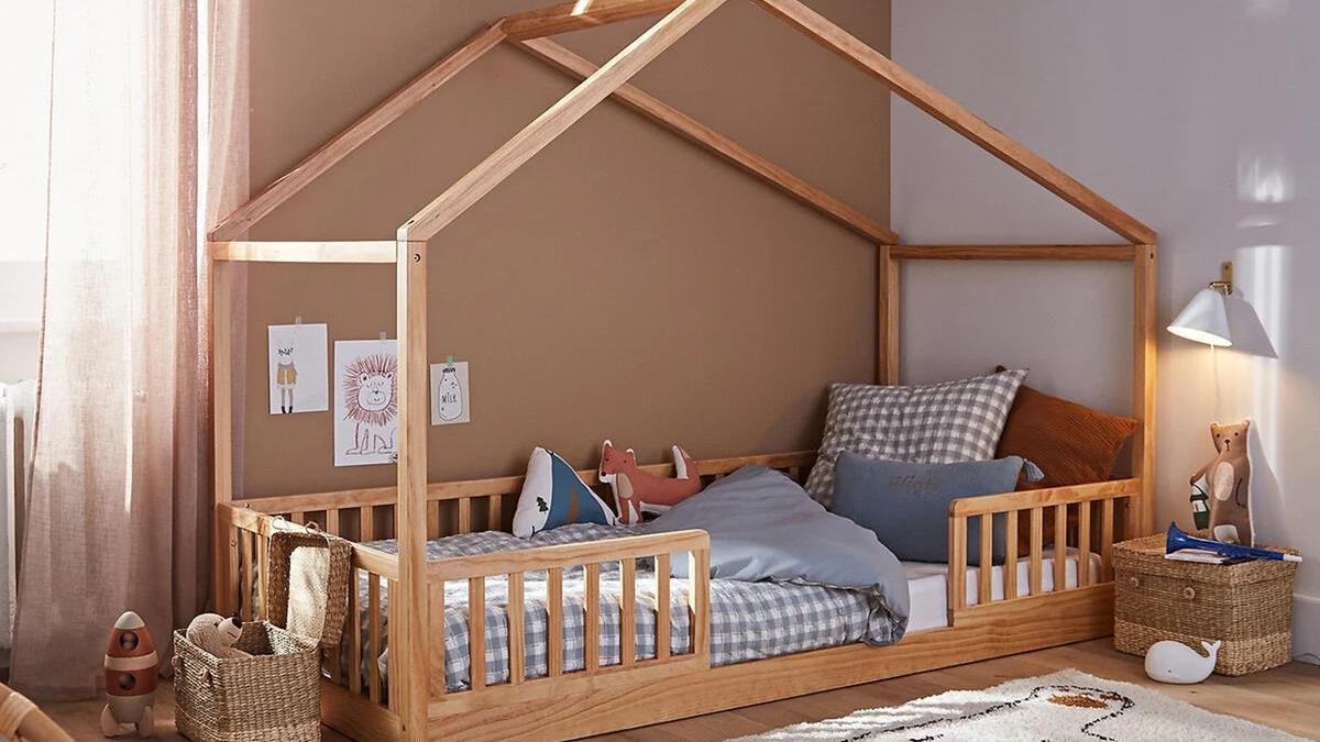 La cama va a ras de suelo para que el niño pueda levantarse y moverse por la habitación con libertad.