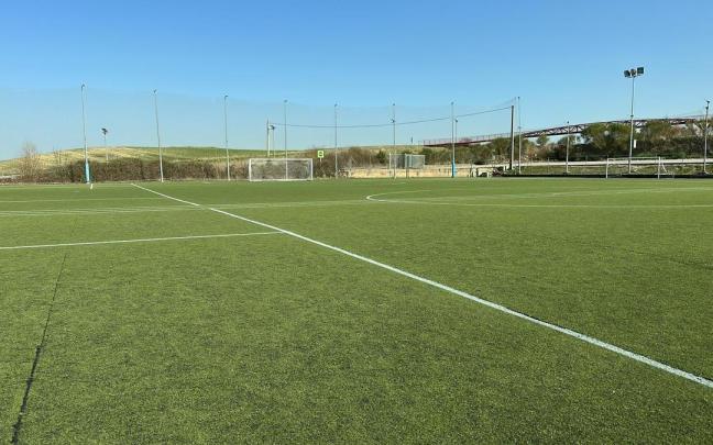 Vitoria-Gasteizek futbol-zelaien mantentze-lanak hobetu ditu, maiztasun eta zerbitzu gehiagorekin, eta asistentzia eraginkorrarekin.