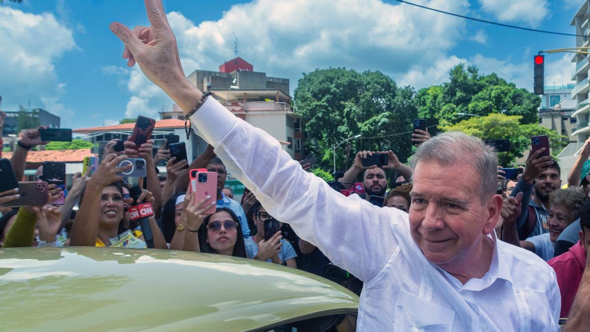 Edmundo González saluda a sus seguidores el pasado 28 de julio