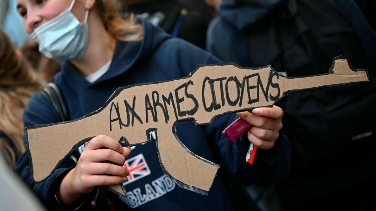 Una estudiante porta un arma de cartón durante las protestas en Francia.