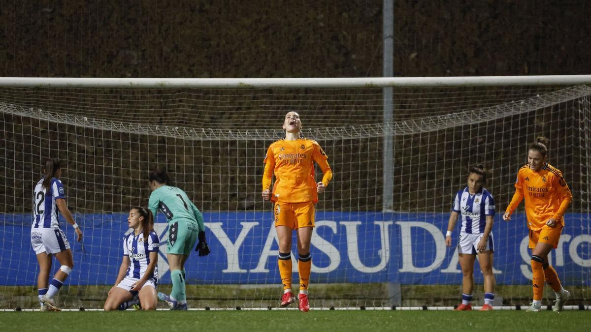 Las jugadoras realistas se lamentan tras recibir uno de los cuatro goles que ayer marcó el Madrid en Zubieta. EFE / JAVIER ETXEZARRETA