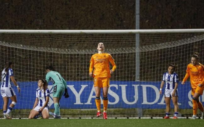 Las jugadoras realistas se lamentan tras recibir uno de los cuatro goles que ayer marcó el Madrid en Zubieta. EFE / JAVIER ETXEZARRETA
