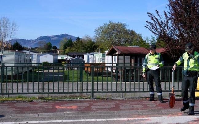 La Guardia Civil en el lugar del atropello en el que fallecieron una mujer y su hijo, de 42 y 19 años, vecinos de Sestao , y otra mujer, de Santo Domingo de la Calzada.