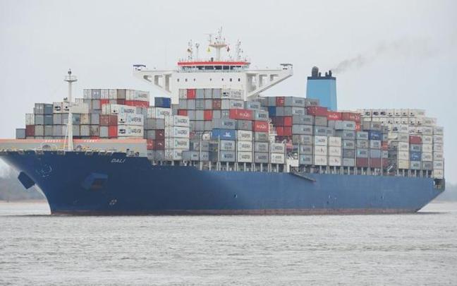 El portacontenedores Dali, con bandera de Singapur.