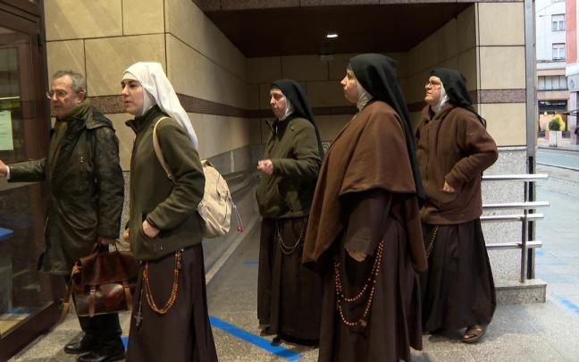 Exmonjas del monasterio de Belorado acuden a declarar a los juzgados de Bilbao.