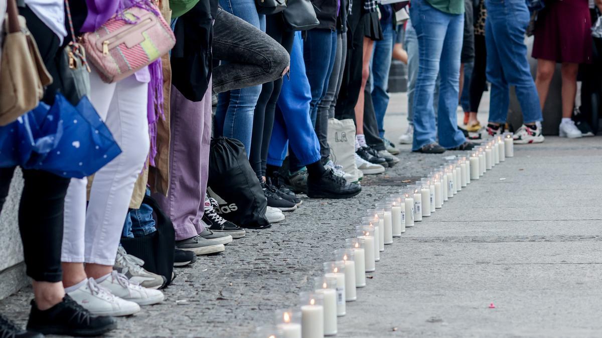 Varias mujeres se concentran para denunciar los crímenes machistas y recordar a sus víctimas.
