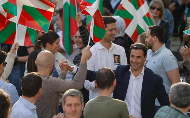 Imanol Pradales saluda a los asistentes al mitin de cierre de campaña del PNV.