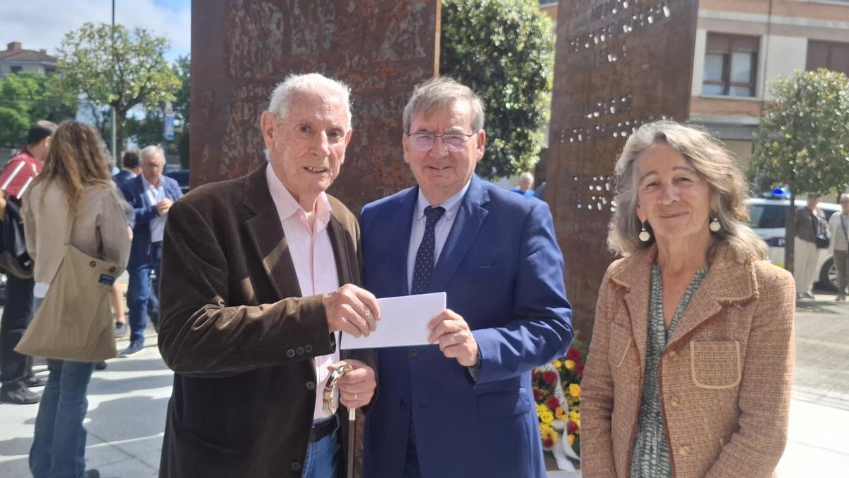 El superviviente del bombardeo Emilio Aperribay entrega su carta para Sánchez al secretario de Estado de Memoria Democrática, en presencia de la delegada Marisol Garmendia, el 26 de abril en Gernika