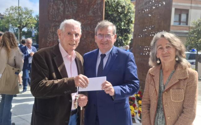 El superviviente del bombardeo Emilio Aperribay entrega su carta para Sánchez al secretario de Estado de Memoria Democrática, en presencia de la delegada Marisol Garmendia, el 26 de abril en Gernika