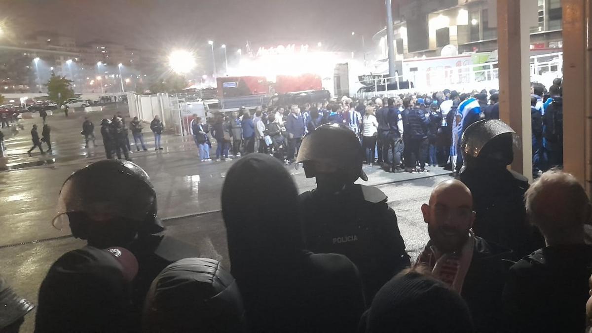 Problemas de la afición de la Real en los accesos al Estádio da Luz en Lisboa. / N.G.