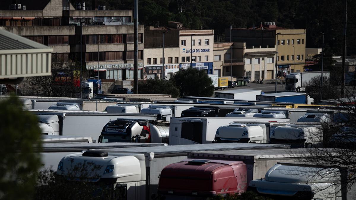 Varios camiones estacionados