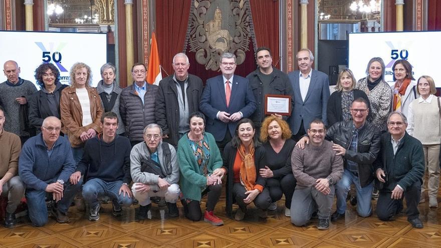 El alcalde Aburto posa en el acto de ayer con varios de los miembros actuales del euskaltegi así como otros que dejaron la docencia.