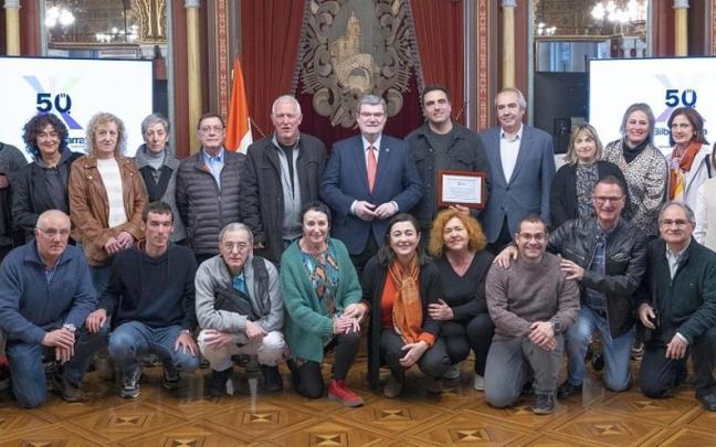 El alcalde Aburto posa en el acto de ayer con varios de los miembros actuales del euskaltegi así como otros que dejaron la docencia. El alcalde Aburto posa en el acto de ayer con varios de los miembros actuales del euskaltegi así como otros que dejaron la docencia.