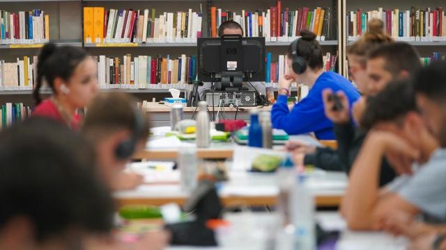 Jóvenes estudian en una biblioteca pública.