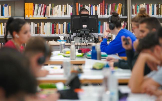Jóvenes estudian en una biblioteca pública.