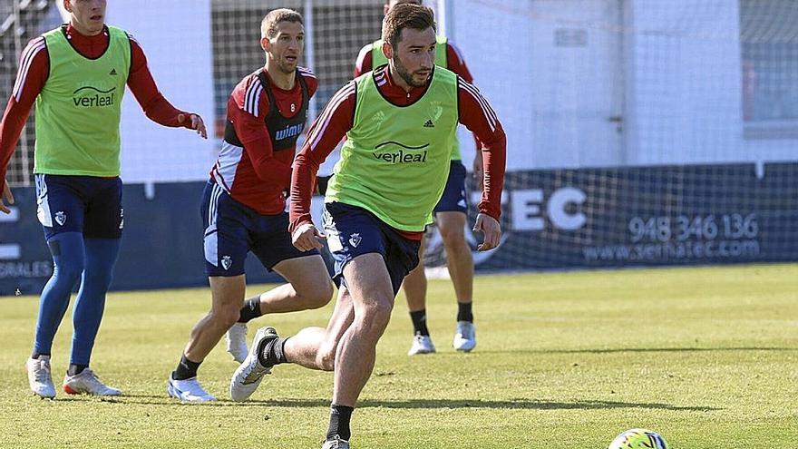 Jon Moncayola sale en carrera con el balón durante el entrenamiento de ayer en Tajonar.