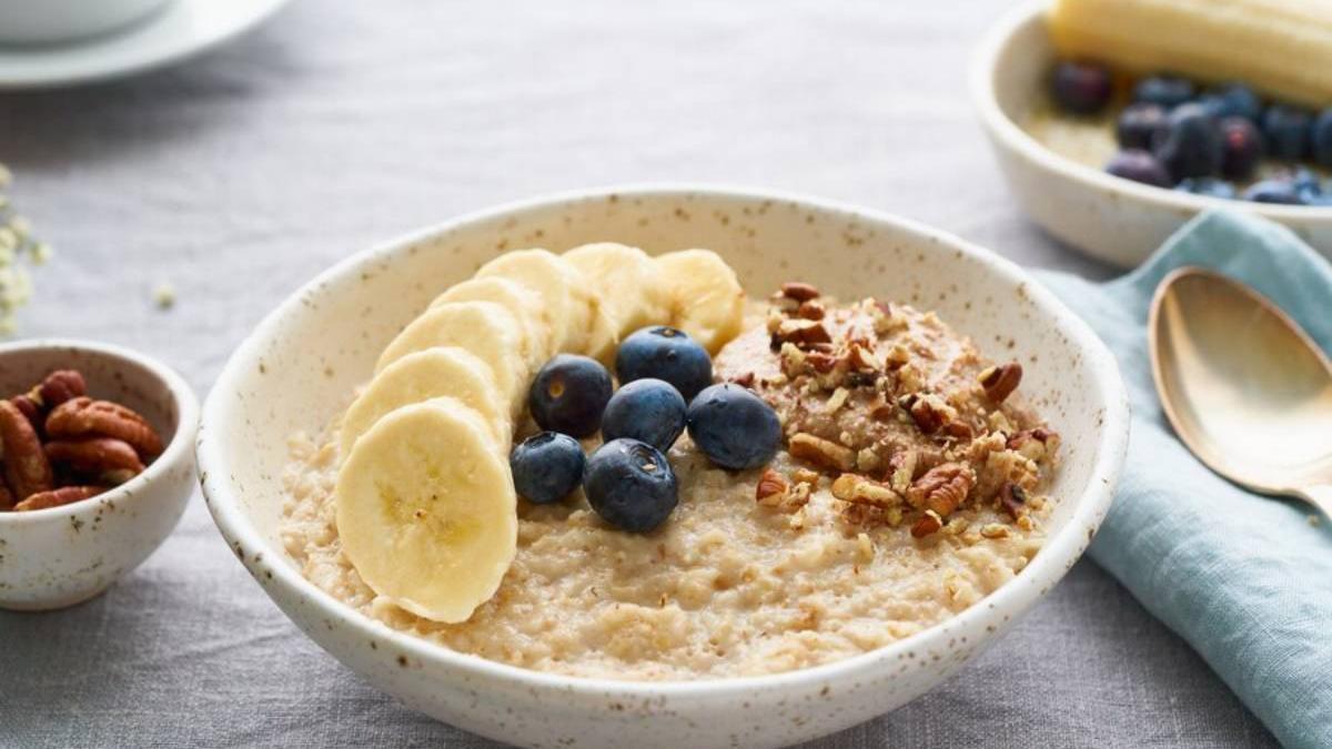 Bol de avena con plátano, arándanos y frutos secos