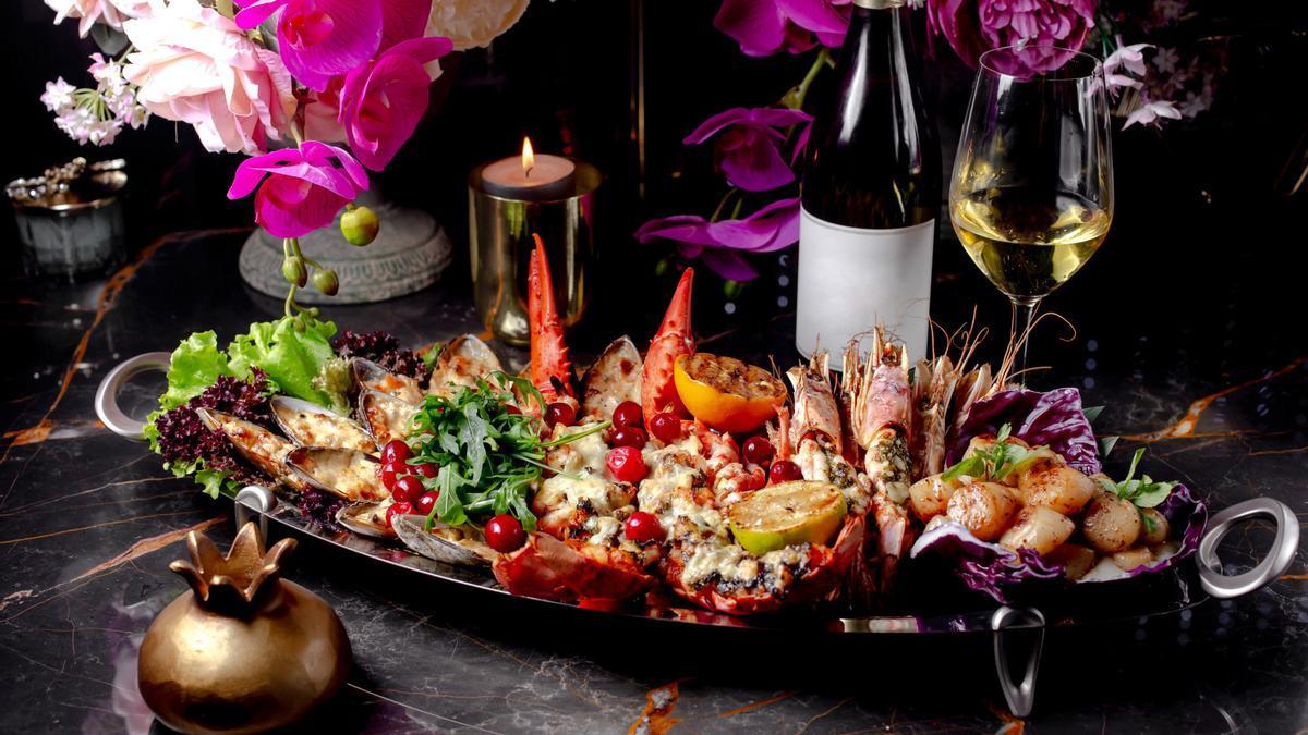 Una banjdeja de marisco variado en una mesa de celebración.