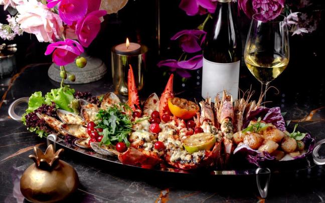 Una banjdeja de marisco variado en una mesa de celebración.