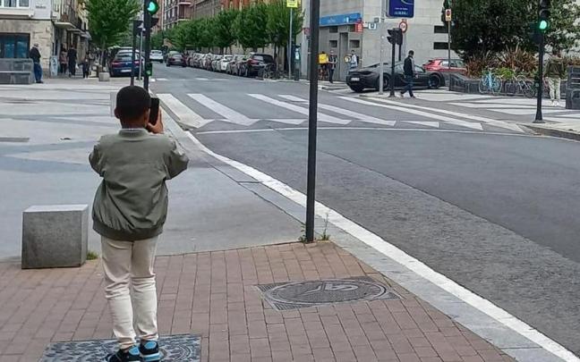 La aparición de un espectacular coche deportivo en Vitoria ha provocado que decenas de personas sacaran sus teléfonos móviles para inmortalizar el momento La aparición de un espectacular coche deportivo en Vitoria ha provocado que decenas de personas sacaran sus teléfonos móviles para inmortalizar el momento