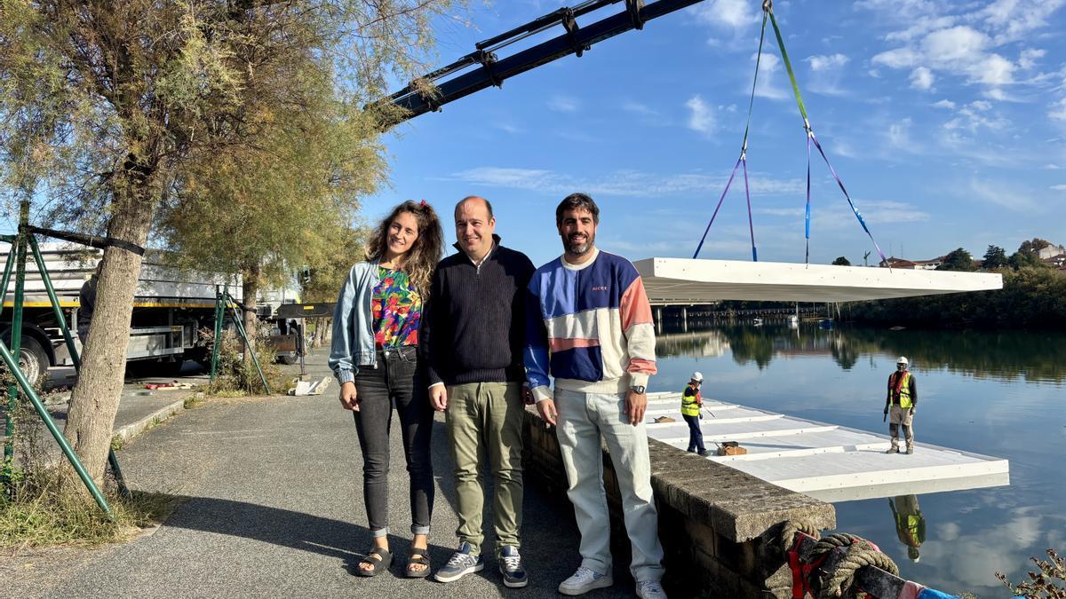 Jone Otaño, Gorka Álvarez y Borja Olazabal, esta mañana junto a las obras de instalación del pantalán.