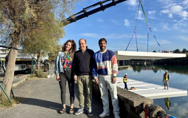 Jone Otaño, Gorka Álvarez y Borja Olazabal, esta mañana junto a las obras de instalación del pantalán.