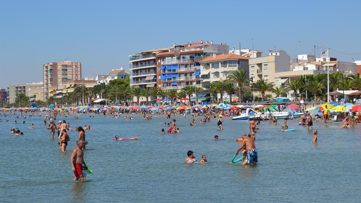 Turistas en una playa.