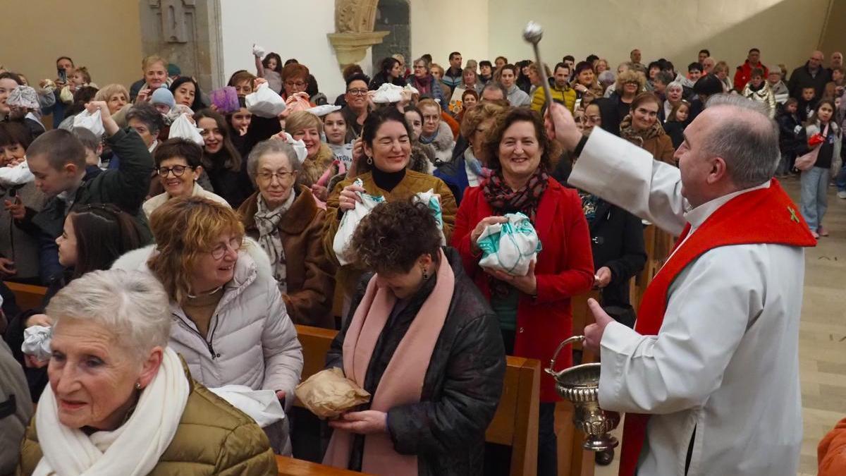 La bendición de los alimentos ha abarrotado la parroquia de Soraluze.