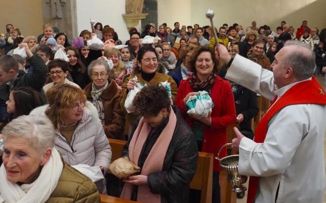 La bendición de los alimentos ha abarrotado la parroquia de Soraluze.