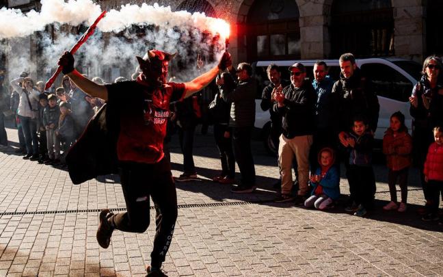 El diablo presidirá un año más la Aloñako Igoera, que sopla las velas de su 20º cumpleaños. / Aloñako Igoera. El diablo presidirá un año más la Aloñako Igoera, que sopla las velas de su 20º cumpleaños.