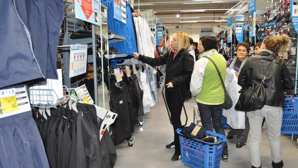 Gente comprando en Decathlon