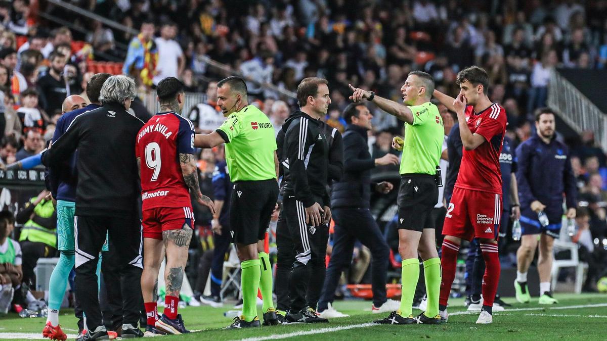 Arrasate habla con el árbitro durante el partido contra el Valencia.