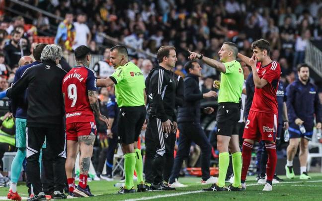 Arrasate habla con el árbitro durante el partido contra el Valencia.