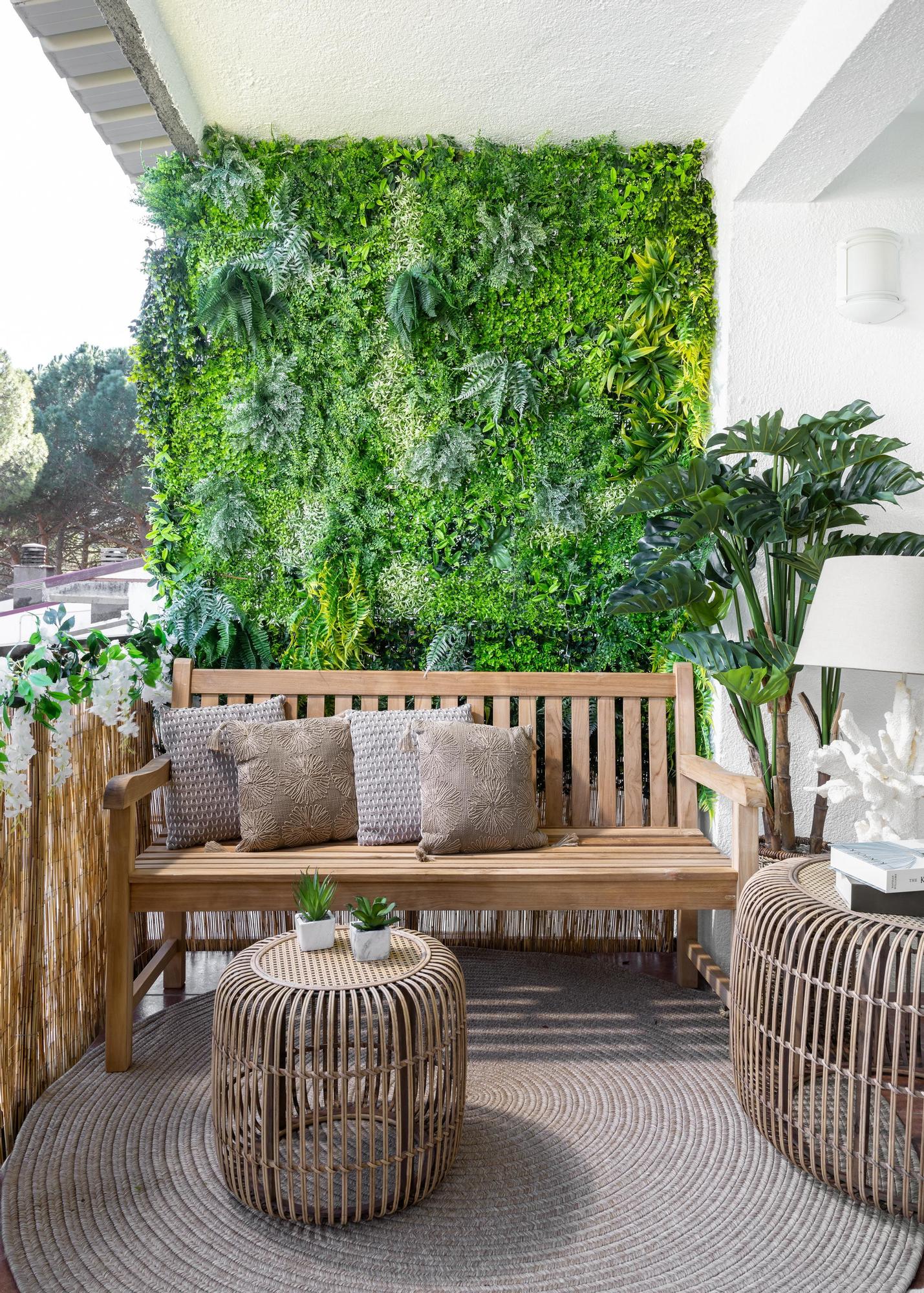 Jardín vertical de plantas artificiales, para dar un toque fresco a la terraza.