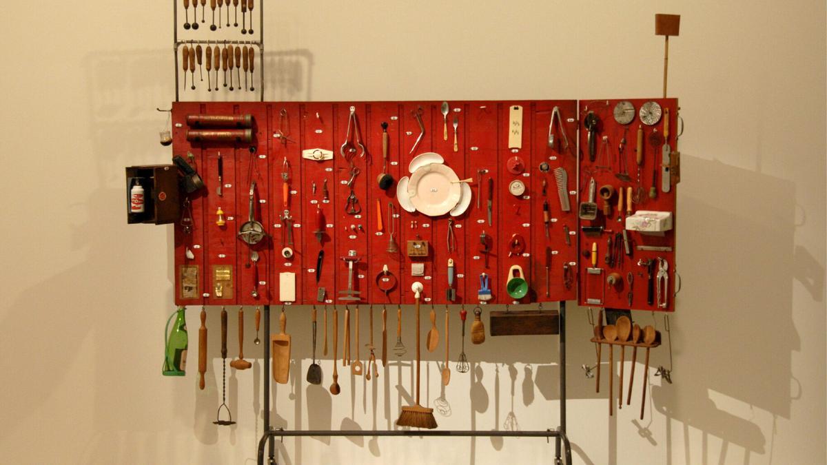 Una colección de utensilios de cocina, obra de Daniel Spoerri, en el Gran Palais de París.