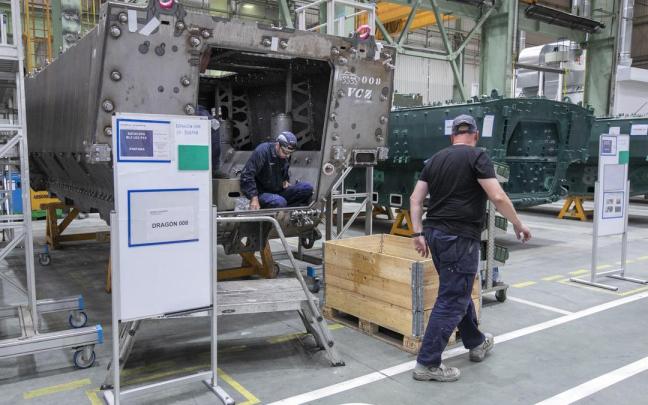 Operarios trabajan en una fábrica