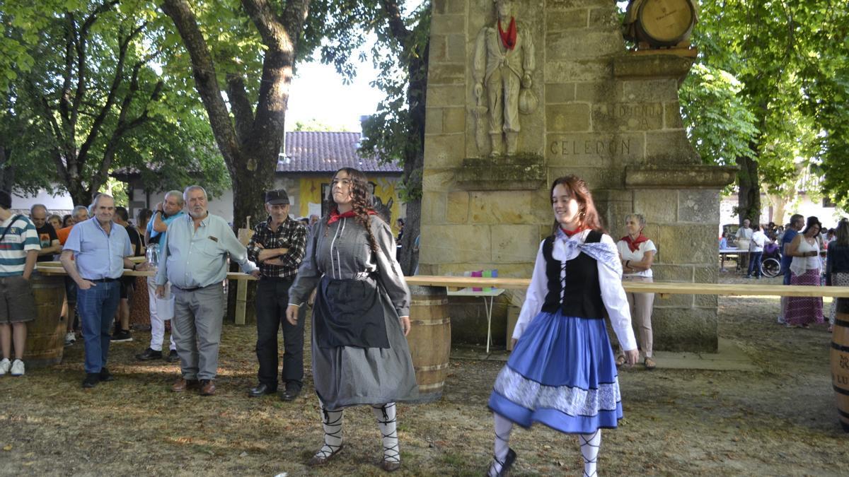 Baile del Agurra a Celedón junto a su fuente en Zalduondo